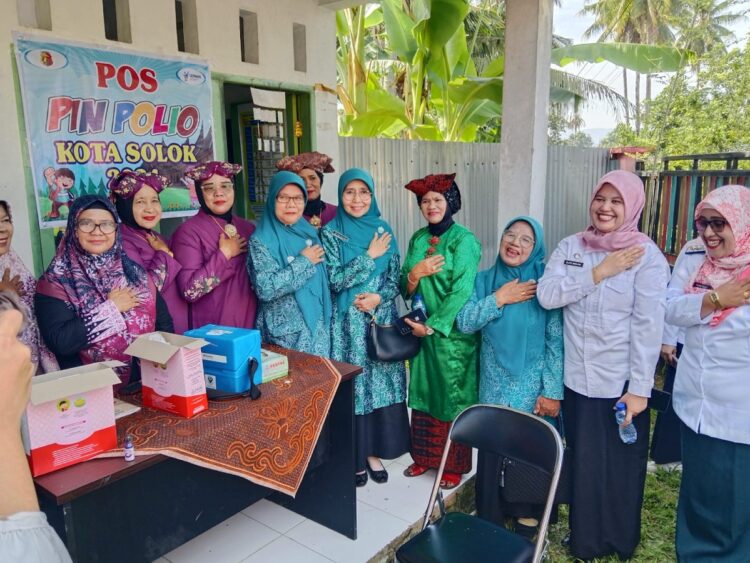 IKUT—Ketua TP-PKK Kota Solok Zulmiyetti Zul Elfian  bersama  kader PKK Kota Solok ikut dalam melakukan pemberian Imunisasi Polio bagi anak anak di Paud Al Fatanah Kelurahan Sinapa Piliang, kemarin.