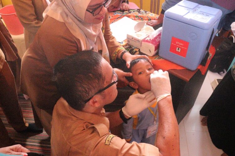 VAKSIN POLIO—Sekda Kota Payakumbuh Rida Ananda didampingi istrinya memberikan vaksin Polio tetes kepada anak-anak dalam rangka menyukseskan PIN Polio 2024.