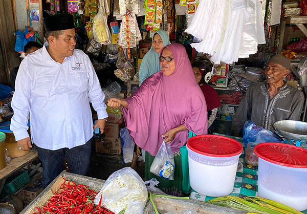 PANTAU HARGA DI PASAR— Bupati Padangpariaman Suhatri Bur ikut langsung melakukan pemantauan harga di beberapa pasar tradisional.