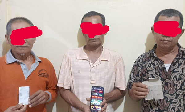 TOGEL— Tiga pria tua yang kedapatan membuka jasa titip togel online ditangkap jajaran Satreskrim Polres Sijunjung.