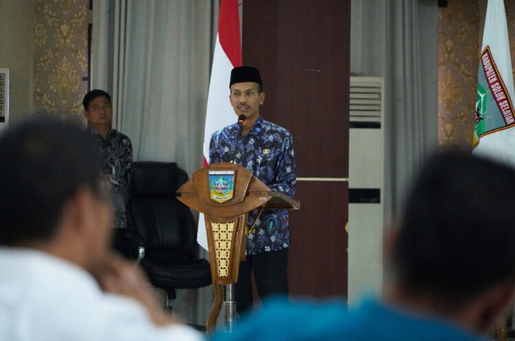 SAMBUTAN—Wakil Bupati Solok Selatan H. Yulian Efi berikan sambutan dalam pembukaan Workshop Penguatan Metode Pembelajaran Bagi Guru Paud dan Guru SD Kelas Awal dalam Mendukung Gerakan Transisi PAUD ke SD.