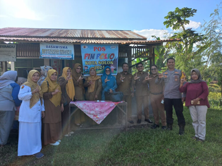 BUKA—Wali Kota Solok Zul Elfian usai membuka kegiatan penanangan serentak Pekan Imunisasi Polio di Kota Solok tahun 2024.