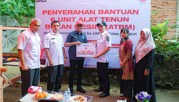 SERAHKAN BANTUAN— Direktur Utama PT Semen Padang Indrieffouny Indra 6 unit Alat Tenun Bukan Mesin (ATBM) kepada Pj Wako Sawahlunto Fauzan Hasan, dan selanjutnya diberikan kepada Dolas Songket di Dusun Guguak Palam, Desa Lunto Timur, Kecamatan Lembah Segar, Kota Sawahlunto, Rabu (3/7) pagi.