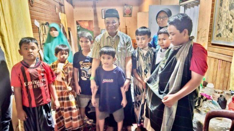 KHITANAN MASSAL— H. Almaisyar bersama anak anak yang mengikuti program khitanan massal, Minggu (7/7).