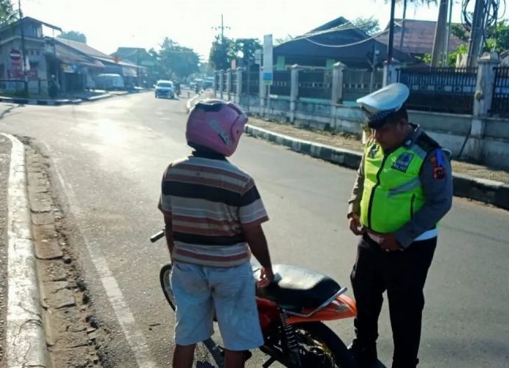 HENTIKAN PENGENDARA—Terlihat seorang anggota Satlantas Polres Pariaman hentikan pengendara sepeda motor karena melanggar peraturan.