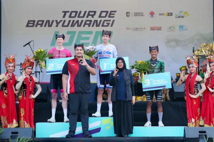 PODIUM— Menpora Dito Ariotedjo bersama Bupati Banyuwangi Ipuk Fiestiandani di panggung Tour de Banyuwangi Ijen (TdBI).