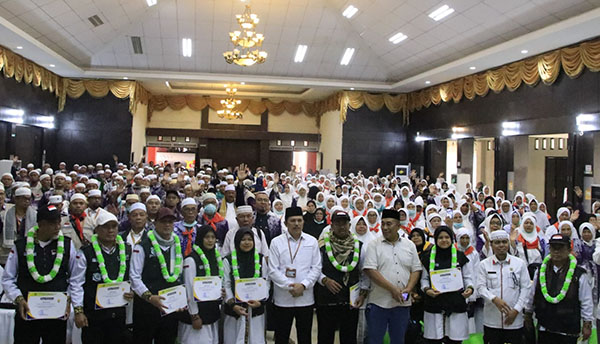 TIBA di BIM--Jemaah Haji Kloter 8 Debarkasi Padang tiba di BIM Padang Pariaman pukul 06.35 Wib dengan Pesawat Garuda Indonesia Boeing 777 Seri 300 ER nomor penerbangan GA3408 dari Bandara Internasional Mohammad bin Abdul Aziz Madinah, Selasa (2/7).