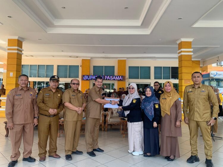 TERIMA MAHASISWA KKN—Sekretaris Daerah Pasbar, Hendra Putra, didampingi Asisten I Setia Bakti, menerima ratusan mahasiswa KKN.