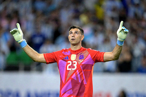 PAHLAWAN— Kiper Emiliano Martinez menjadi pahlawan La Albiceleste dengan melakukan dua kali penyelamatan saat babak adu penalti kontra Ekuador pada babak perempatfinal Copa America 2024 di NRG Stadium, Houston, Amerika Serikat, pada Jumat (5/7) mulai pukul 08.00 WIB.