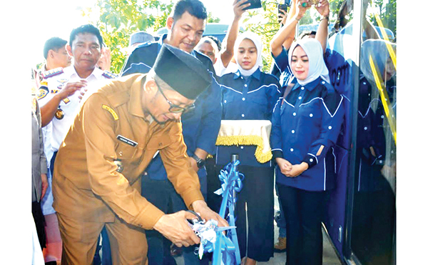 PEMBUKAAN KORIDOR BARU— Hendri Septa saat masih menjabat sebagai Wali Kota Padang meresmikan pembukaan koridor baru Trans Padang, beberapa waktu lalu di RTH Imam Bonjol Padang.