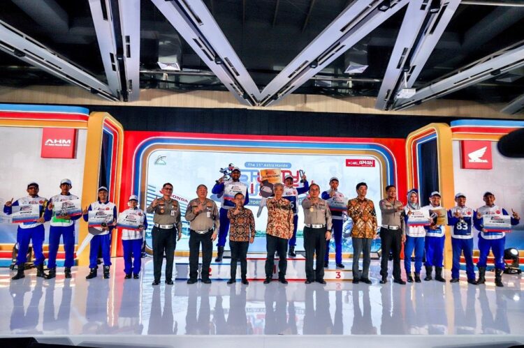 SERAHKAN HADIAH—Jajaran Korlantas Polri, Octavianus Dwi - Direktur Marketing AHM Octavianus Dwi, President Director AHM Susumu Mitsuishi, berfoto bersama selepas memberikan hadiah bagi para pemenang The 15th Astra Honda Safety Riding Instructor Competition di Deltamas.