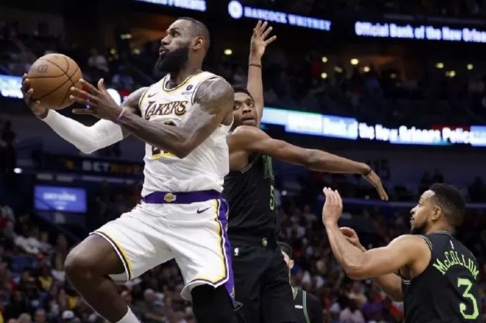 PEMAIN NBA— Pemain Los Angeles Lakers Lebron James melompat untuk melakukan tembakan dalam laga NBA melawan New Orleans Pelicans di Smoothie King Center 14 April 2024 di New Orleans, Louisiana.