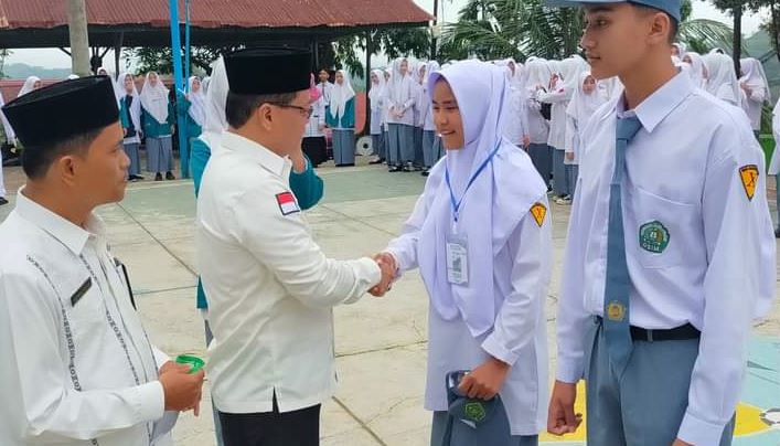 BUKA—Kakankemenag Sawahlunto H. Dedi Wandrabuka saat membuka Matsama MAN Sawahlunto di awal PBM tahun 2024.