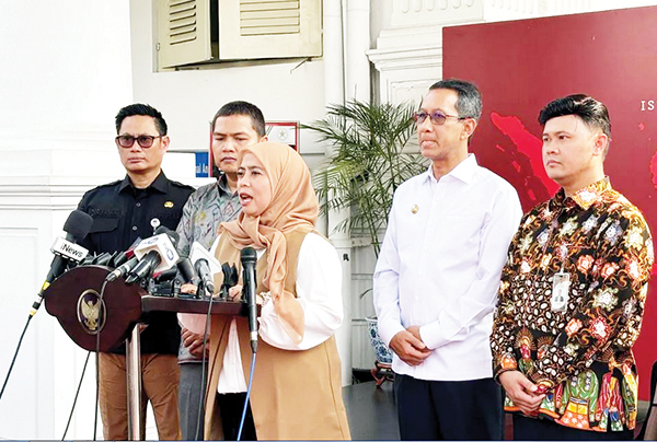 KETERANGAN PERS— Ketua Divisi Data dan Teknologi Informasi KPU RI Betty Epsilon Idroos saat menyampaikan keterangan di kompleks Istana Kepresidenan Jakarta, Rabu (24/7).