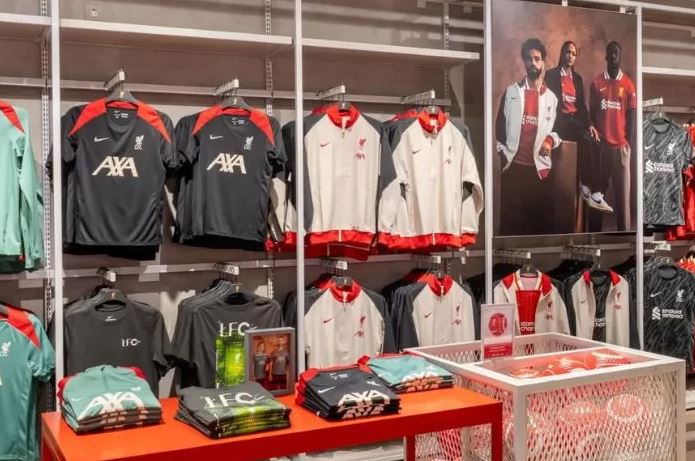 TOKO RESMI— Penampakan koleksi terbaru dari toko resmi Liverpool di Indonesia yang berada di Pondok Indah Mall 2 Jakarta Selatan.