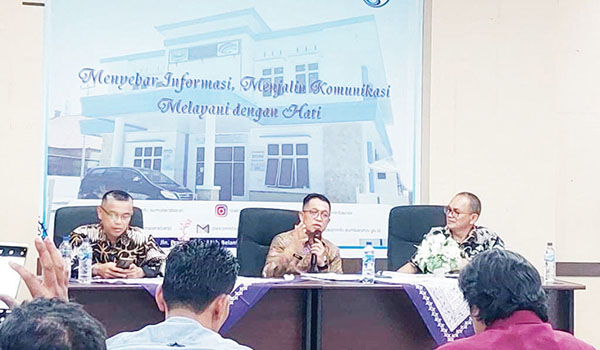 KETERANGAN PERS— Kepala Biro Kesra Setdaprov Sumbar, Al Amin, Kabid IKP Dinas Kominfotik Sumbar, Indra Sukma berikan keterangan pers, Kamis (4/7) di Aula Kantor Dinas Kominfotik Sumbar