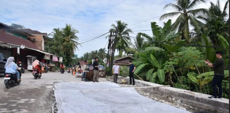 TINJAU—Penjabat Wali Kota Sawahlunto Fauzan Hasan tinjau langsung progres perbaikan tuas jalan di dekat Pasar Sapan,