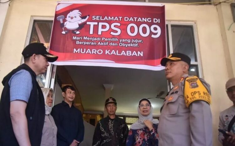 PANTAU—Penjabat Wali Kota Sawahlunto Fauzan Hasan dan jajaran Forkopimda pantau langsung suasana TPS PSU DPD RI