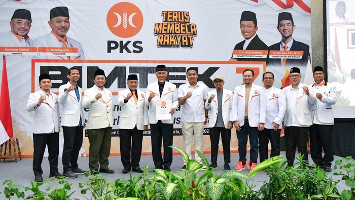 SK DUKUNGAN— Presiden PKS, Ahmad Syaikhu, resmi memberikan SK dukungan kepada Mahyeldi Ansharullah-Vasco Ruseimy untuk maju Pilgub Sumbar 2024.