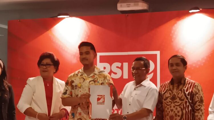 SURAT REKOMENDASI— Ketua Umum PSI Kaesang Pangarep memberikan surat rekomendasi kepada 16 pasangan yang akan bertanding di Pilkada 2024 mendatang.