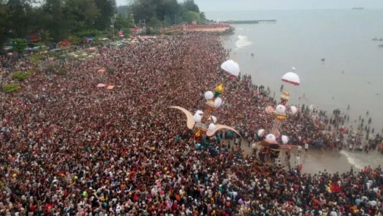 PUNCAK PESONA TABUIK PIAMAN— Ribuan warga yang datang dari berbagai pelosok daerah di Sumbar saksikan penutupan atau puncak acara Pesona Tabuik 2024, Minggu (21/7).