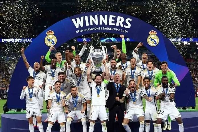 ANGKAT TROFI— Pemain Real Madrid mengangkat trofi usai memenangi Liga Champions 2023/2024 di Wembley Stadium, London, Inggris.