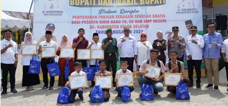 USAI—Sekretaris Daerah H. Syamsurizaldi foto bersama usai penyaluran Seragam Gratis di Kecamatan Koto Parik Gadang Diateh, di SD Negeri 1 KPGD, Rabu (24/7).