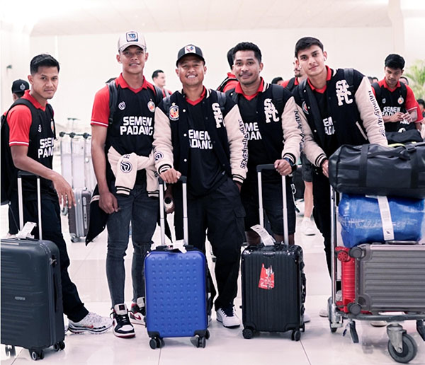 JELANG KEBERANGKATAN— Skuad Semen Padang FC jelang keberangkatan ke Jakarta untuk menggelar training camp (TC) selama beberapa hari kedepan di Jakarta, sebelum perhelatan kompetisi Liga 1 musim 2024/2025 resmi ditabuh.