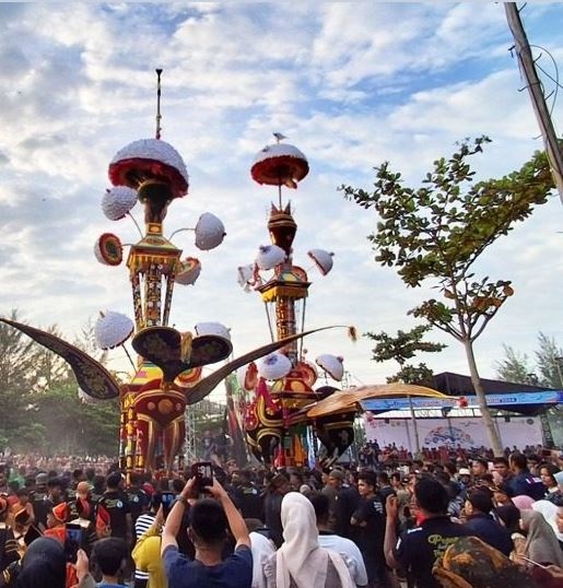 HIYAK TABUIK—Puluhan ribu pengunjung saat menyaksikan puncak Pesona Hoyak Tabuik Piaman, Minggu (21/7).