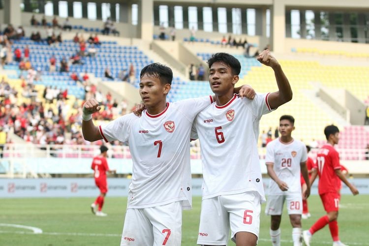 SELEBRASI— Pemain timnas U16 Indonesia, Zahaby Gholy dan Evandra Florasta, berselebrasi seusai mengemas gol ke gawang Vietnam dalam perebutan peringkat ketiga Piala AFF U16 2024 di Stadion Manahan, Surakarta, pada Rabu (3/7).