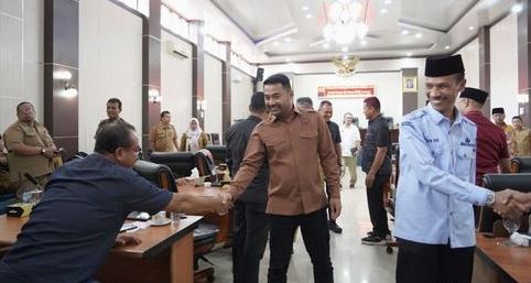 SAMBUT—Wakil Bupati Solok Selatan  H. Yulian Efi saat disambut peserta rapat paripurna.