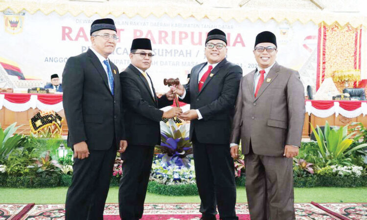 PENYERAHAN palu kedewanan dari Ketua DPRD Periode 2019-2024 kepada
Pimpinan Sementara DPRD Periode 2024-2029.