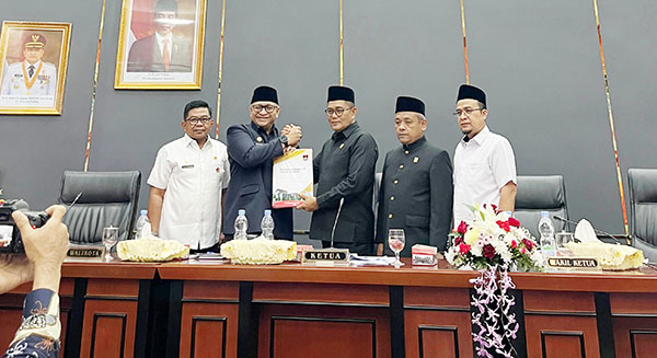 Ketua DPRD Kota Padang Syafrial Kani salam kompak dengan Pj Walikota Padang Tuanku DR. H. Andree H Algamar. dalam rapat pariurna.