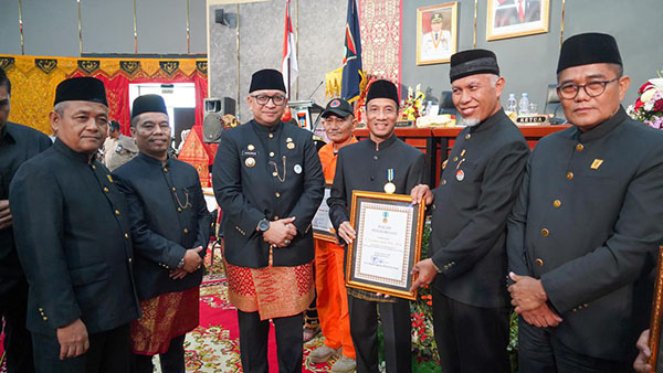 Pj Wali Kota Padang Andree Algamar mendampingi Arcandra Tahar dan Gubernuer Sumbar mahyeldi menuju Gedung DPRD Padang.