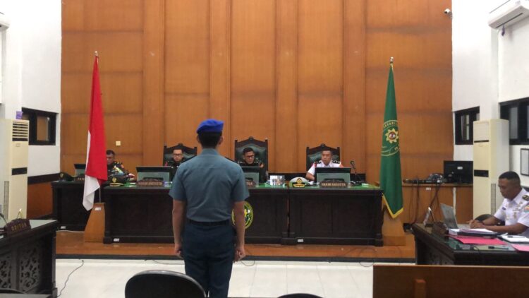 SIDANG— Serda Adan yang menjadi terdakwa kasus pembunuhan eks Casis Bintara TNI AL asal Nias menjalani sidang perdana di Pengadilan Militer Padang.