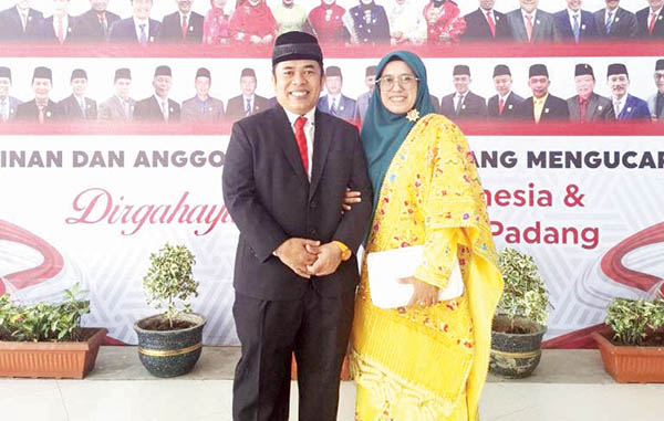 BERSAMA ISTRI— Ustaz Mulyadi Muslim bersama istri usai dilantik sebagai anggota DPRD Kota Padang periode 2024-2029, di gedung DPRD Aiapacah, Rabu (14/8).