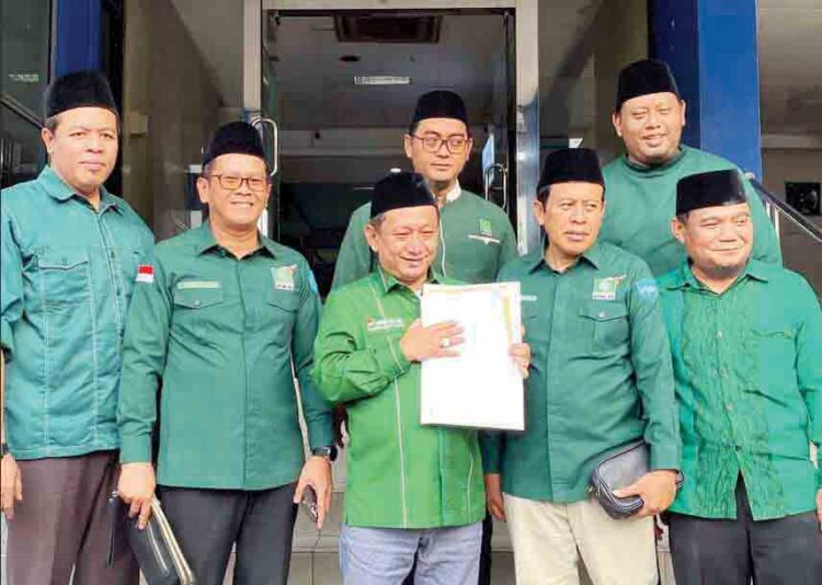 LAPORAN— Ketua DPW PKB DKI Jakarta Hasbiallah Ilyas (tengah) melaporkan Lukman Edy ke Polda Metro Jaya.