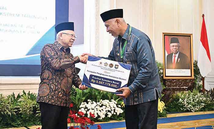 PENGHARGAAN— Wapres KH Ma’ruf Amin, selaku Ketua TNP2K menyerahkan penghargaan insentif fiskal
diserahkan kepada Gubernur Sumbar, Mahyeldi Ansharullah di Auditorium Sekretariat Wakil Presiden,
Jakarta Pusat, Rabu (18/9).