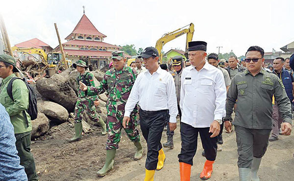 MENINJAU— Gubernur Sumbar Mahyeldi Ansharullah bersama Menteri Pertanian, Amran Sulaiman meninjau lokasi terdampak banjir lahar dingin
di Nagari Bukik Batabuah Kabupaten Agam, beberapa waktu lalu.