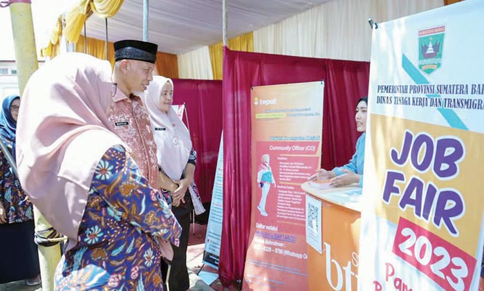 JOB FAIR— Gubernur Sumbar Mahyeldi Ansharullah meninjau stand perusahaan peserta job fair yang digelar Disnakertrans Sumbar di UNP beberapa waktu lalu.