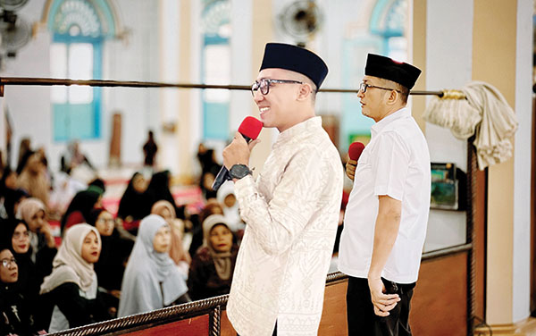 PERINGATAN MAULID— Anggota DPRD Kota Padang Rachmad Wijaya bersama mantan Wali Kota Padang Hendri Septa menghadiri peringatan Maulid Nabi Muhammad SAW di Masjid Raya Ganting, Kecamatan Padang Timur, Rabu (18/9).