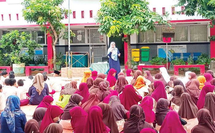 KULTUM JUMAT— Guru PAI kelas 6 SDN 06 Kampung Lapai, Kecamatan Nanggalo, Ummi Suhaimi SAg, MPdI, memberikan ceramah singkat dengan tema “Meneladani Sifat Mulia Nabi Muhammad SAW, dalam kegiatan Kultum Jumat, Jumat (20/9) pagi.