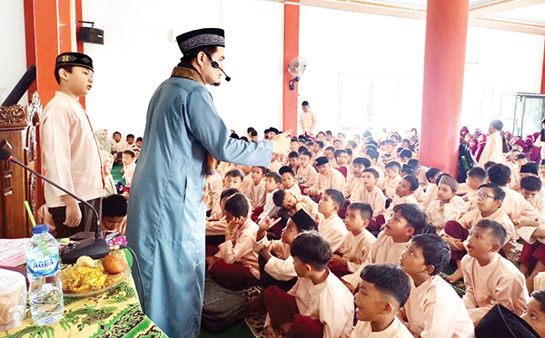 TULASYIAH MAULID— Ustaz Mukhlis memberikan tausyiah dalam peringatan Maulid Nabi Muhammad SAW yang diselenggarakan  panitia PHBI Maulid SDN 06 Kampung Lapai, di Masjid Jami' Kompleks Asrama TNI Lapai, Rabu (18/9) pagi.