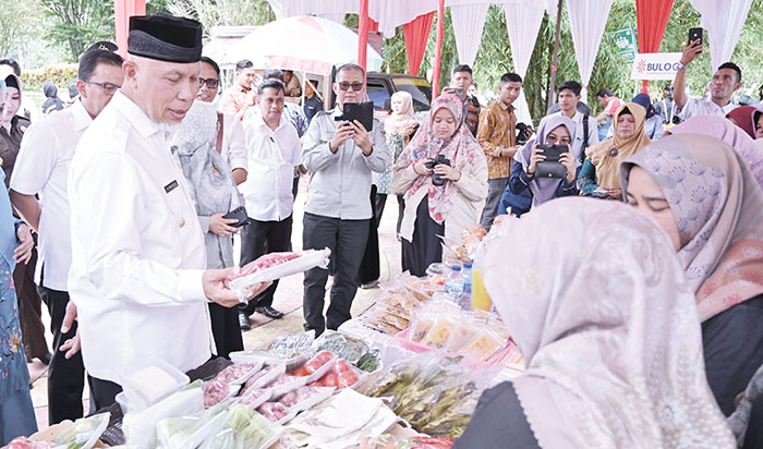 GUBERNUR Sumbar, Mahyeldi Ansharullah berdialog dengan pelaku UMKM dan meninjau langsung produk UMKM yang dipamerkan saat bazaar beberapa waktu lalu.