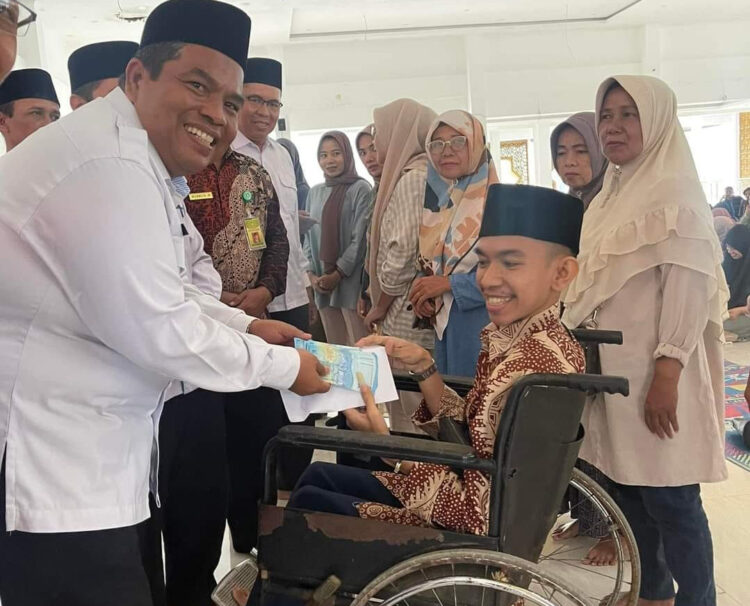 SERAHKAN BANTUAN— Bupati Padangpariaman Suhatri Bur serahkan dana untuk siswa dan siswi juga pemerintahan desa.