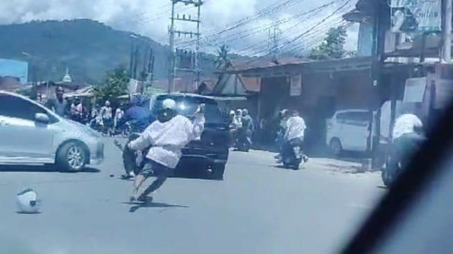 TANGKAPAN LAYAR— Dua kelompok
pelajar melakukan tawuran pakai senjata tajam
di Jalan Aur Duri Parak Gadang Timur,
Kecamatan Padang Timur.