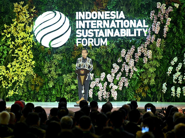 resmi membuka--Presiden Joko Widodo secara resmi membuka Indonesia International Sustainability Forum (IISF) 2024 di Jakarta Convention Center pada Kamis (5/9).