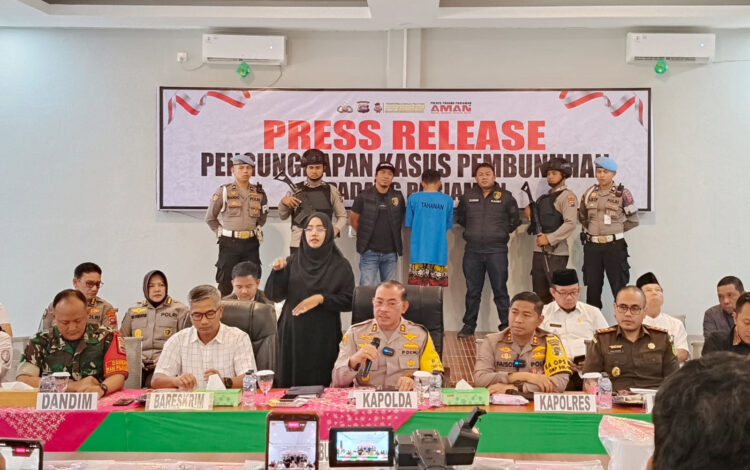 PEMBUNUHAN— Kapolda Sumbar Irjen Pol Suharyono saat konferensi pers penangkapan Indra Dragon yang menjadi
tersangka kasus pembunuhan dan pemerkosaan gadis penjual gorengan.