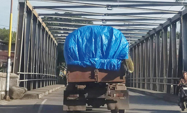 DITUTUPI TERPAL— Bak truk sampah milik DLH sudah ditutupi terpal untuk menghindari sampah-sampah berceceran di jalan, Kamis (19/9).