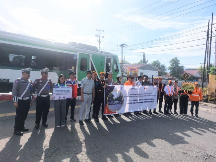 PT KAI Divre II Sumbar bersama Polda Sumbar menggelar sosialisasi keselamatan perlintasan sebidang KA dan tilang di tempat kepada pelanggar lalu lintas di JPL 07 KM 6+850 petak jalan Bukitputus - Padang, Kamis (19/9).